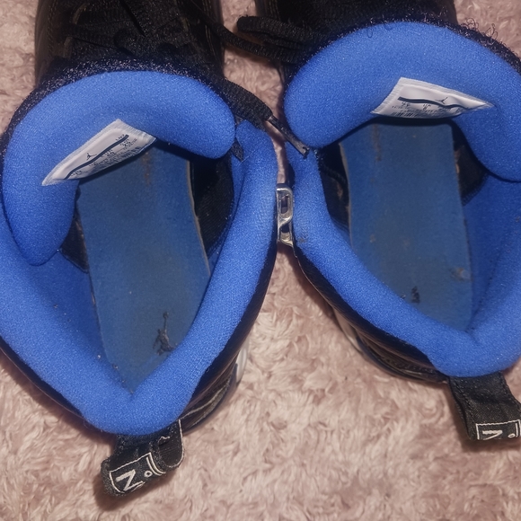 Jordán Jumpman # 907973-006 Size 7 Y Color" Black and Blue Used Good Condition - Picture 10 of 11
